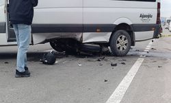 Motosiklet, minibüsün altına girdi, 1 ağır yaralı