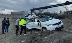 Kamyonet otomobil ile çarpıştı, 3 yaralı