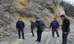 Baraj gölü taştı, yolda heyelan oldu