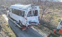 Afyon'da yolcu minibüsü tırla çarpıştı