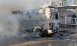 Afyon'da hat minibüsü seyir halindeyken yandı