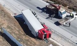 Hırdavat malzemesi taşıyan tır devrildi