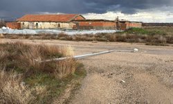 Fırtına sonrası aydınlatma direği yola devrildi