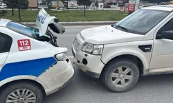 Dur ihtarına uymayan araç, polis otosuna çarptı, 3 yaralı