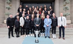 Şampiyonlar Vali Naci Aktaş'ı ziyaret etti