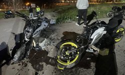 Akrobatik hareketler yapan iki motosiklet çarpıştı