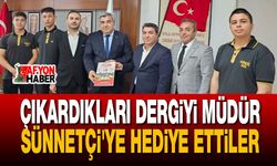 Çıkardıkları Dergiyi Müdür Sünnetçi'ye Armağan Ettiler