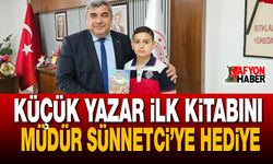İlk Kitabını Müdür Sünnetci’ye Hediye