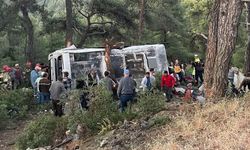 Servis otobüsü devrildi, 22 yaralı var