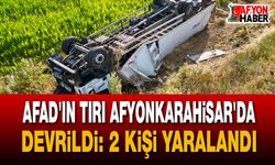 AFAD'ın Beyaz Eşya Yüklü Tırı Afyonkarahisar'da Devrildi: 2 Yaralı