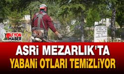 Bolvadin Belediyesi’nden Asri Mezarlık’ta Yabani Ot Temizliği