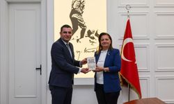 Başkan Yardımcısı Başkan Köksal’a İmzalı Kitap