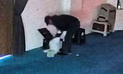 Camideki yardım kutusunu kırdı, içindekileri çaldı