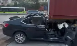 Otomobil tırın altına girdi, baba oğul can verdi