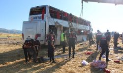Çift katlı otobüs devrildi: 46 yaralı