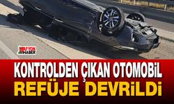 Kontrolden çıkan otomobil refüje devrildi