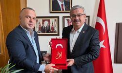 AK Partili Yurdunuseven’e Meclis’te Anlamlı Ziyaret