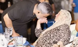 Emrah’tan Annesine Duygulandıran Jest