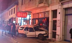 Afyon’da otomobilin zincir markete daldığı anlar kamerada