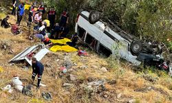 Yolcu minibüsü şarampole uçtu! 4 ölü, 10 yaralı