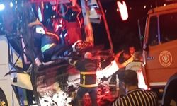 Yolcu otobüsü tırla çarpıştı: 2 ölü, 22 yaralı