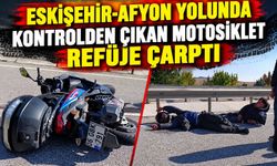 Eskişehir-Afyon yolunda kontrolden çıkan motosiklet refüje çarptı