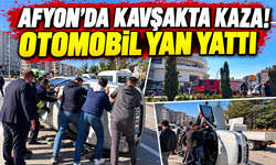 Afyon’da kavşakta kaza! Otomobil yan yattı