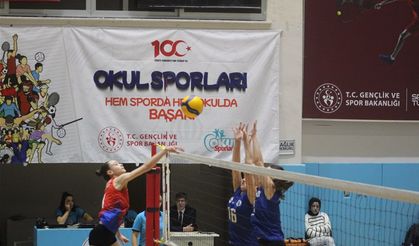 Afyonkarahisar'da Okul Sporları Voleybol Yarı Final Müsabakaları Başladı