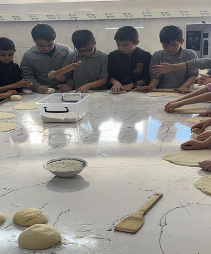 Miniklerin pişirdiği pideler ihtiyaç sahiplerine ulaştırıldı