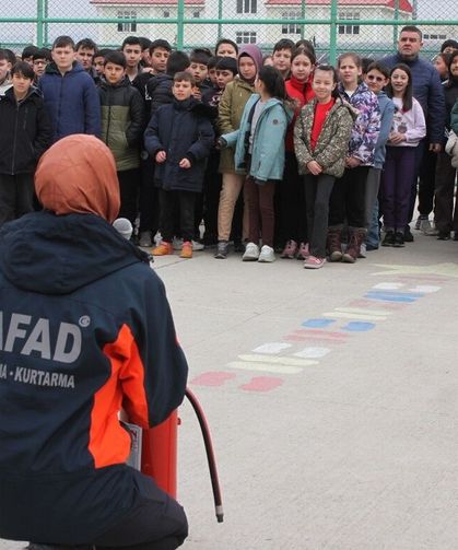 AFAD okullarda eğitimlerine devam ediyor