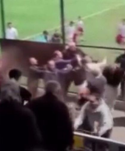 Çocuklar maç yaptı, tribünde babalar kavga etti!..
