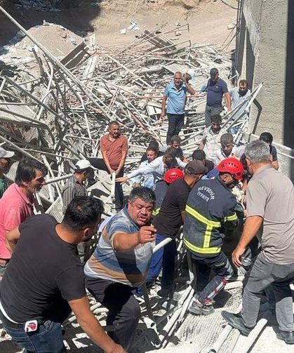 İnşaat iskelesi çöktü, 3 işçi öldü