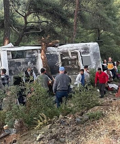 Servis otobüsü devrildi, 22 yaralı var