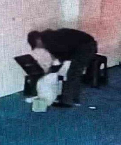Camideki yardım kutusunu kırdı, içindekileri çaldı