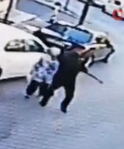 Yolda yürüyen kadının ensesine vurup kaçtı!..