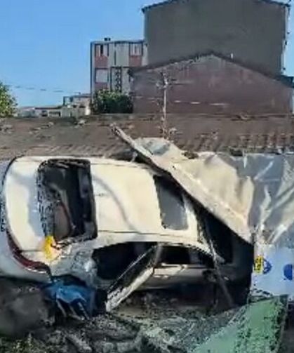 Kontrolden çıkan otomobil eve girdi