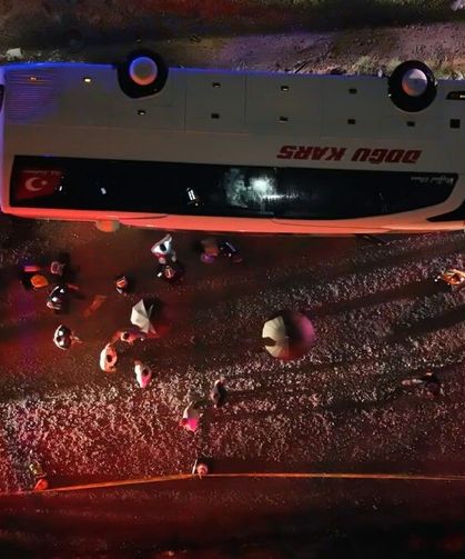 Yolcu otobüsü devrildi, 40 yaralı var