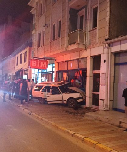 Afyon’da otomobilin zincir markete daldığı anlar kamerada