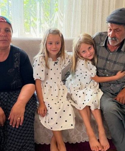 65 yaşında ikiz kızları oldu!..