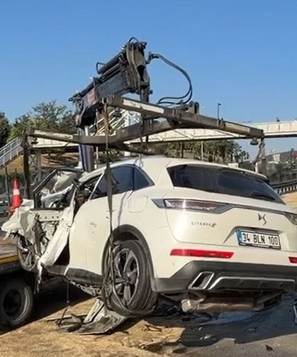 Otomobil otobüse çarptı: 1'i polis 3 kişi öldü