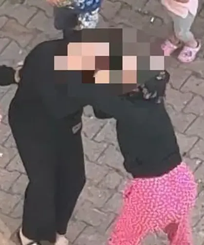 Kadınlar saç başa kavga ettil..Video haber