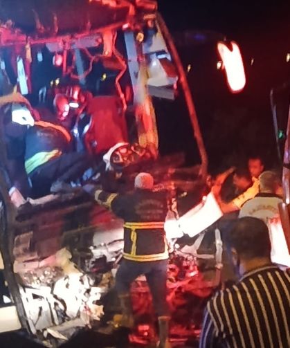 Yolcu otobüsü tırla çarpıştı: 2 ölü, 22 yaralı