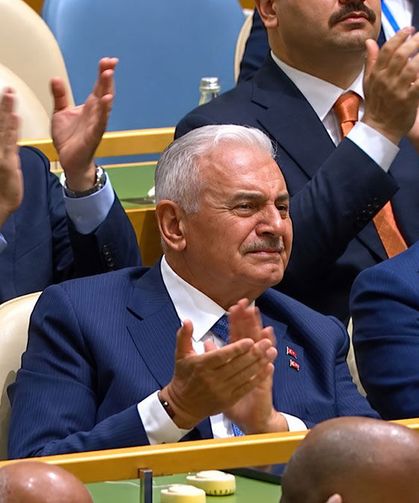 Binali Yıldırım, gözyaşları içinde dinledi