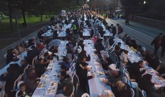 Eskişehir'de Binlerce Kişi Bir Araya Gelerek Toplu Iftar Yaptı!