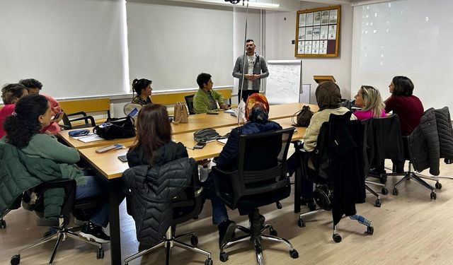 Eskişehir'de Öğretmenlere Bilim Akademisi'nde Araştırma Yöntemleri Eğitimi