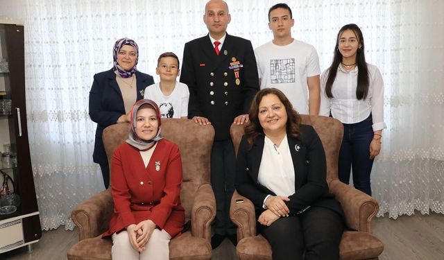 Başkan Burcu Köksal, Kumartaşlı ve şehit ailesini ziyaret etti
