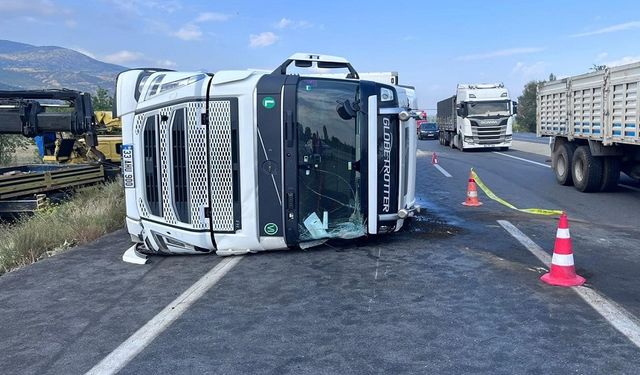 Afyon'da tır devrildi, 1 ölü