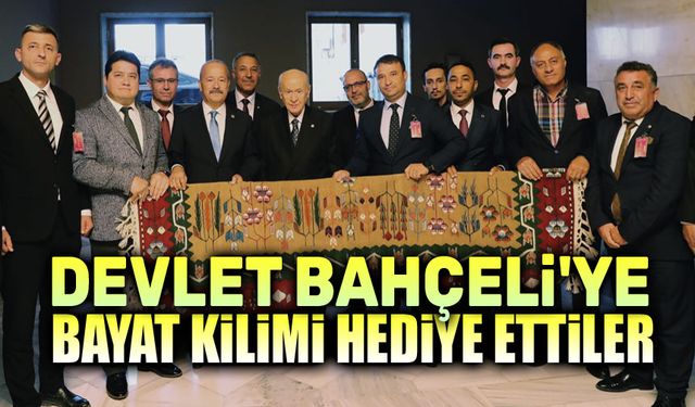 Devlet Bahçeli'ye Bayat Kilimi hediye ettiler