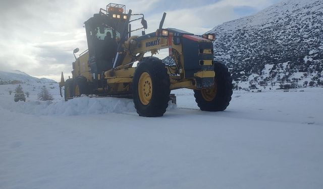 Köy yollarını ulaşıma açık tutmak için yoğun mesai harcandı