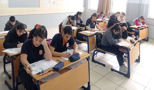 Afyon'da merkezi deneme sınavları devam ediyor